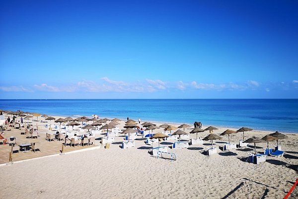 شاطئ سيدي محرز من أفضل الأماكن السياحية بتونس